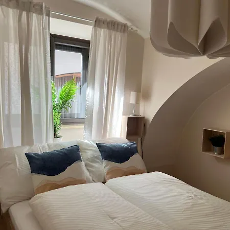 Stylische Gartenwohnung Mit Bergblick דירה